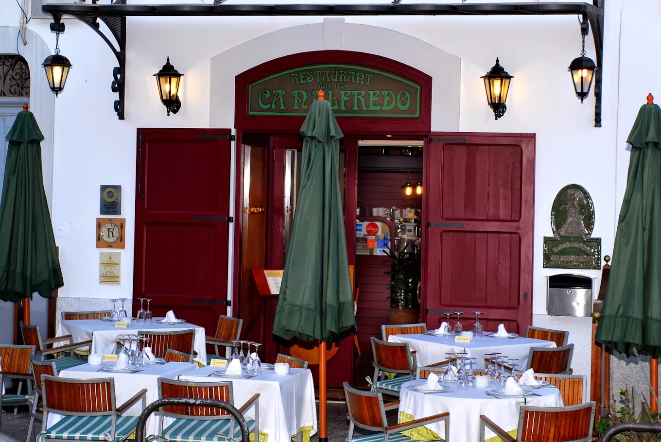 Ca n’Alfredo restaurant entrance and outdoor tables on Vara de Rey in Ibiza Town